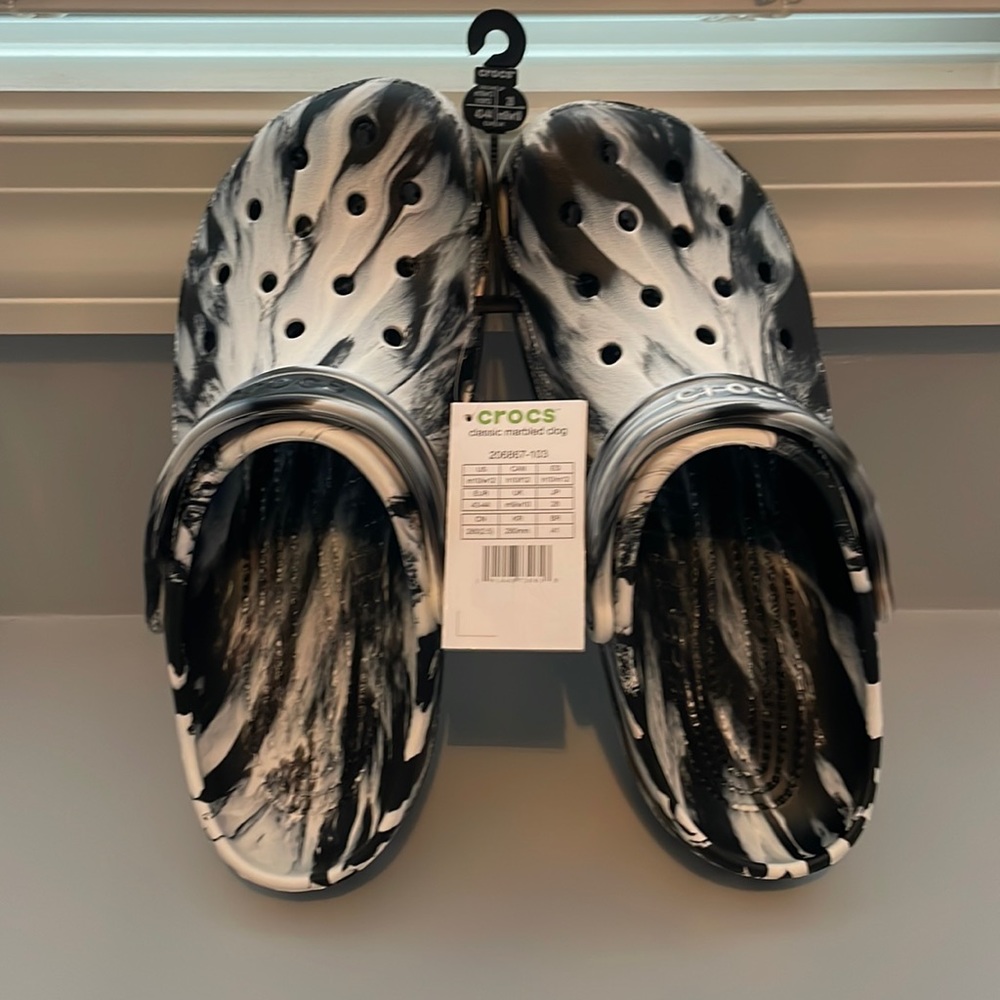 Men’s 10 Women’s 12 crocs
